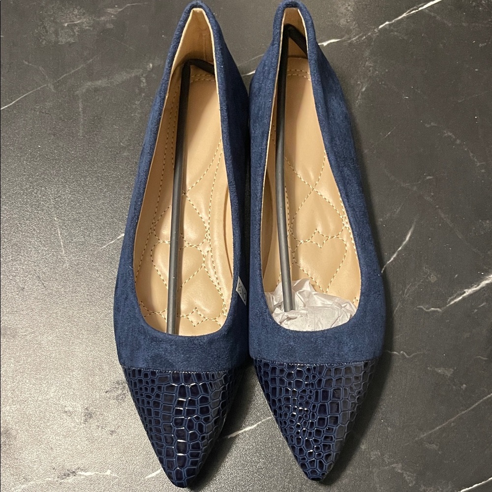Amazon Essentials Women's Navy Pointed Toe Flats with Croc-Textured Cap